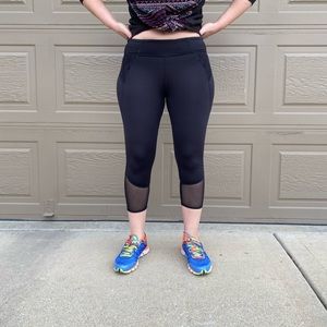 Black Pyramid Mesh Workout Capri Leggings - Women, size S/M stretch